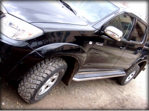 Пороги с листом d-53 для Toyota Hilux 2011-2015 TH10_2.2
